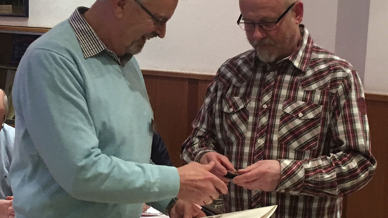 Manfred Loos (links) bei der Übergabe der Urkunde durch Joachim Triemer. Foto: Thomas Hinke, sKERH
