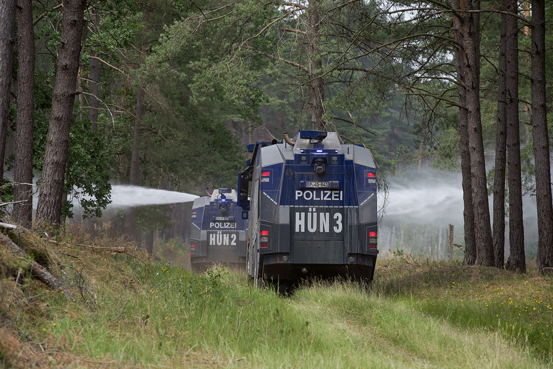 Großgerät der Bundespolizei: Zahlreiche Wasserwerfer sind im Einsatz gegen Flammen und Glutnester. Foto: DBwV/Bombeke