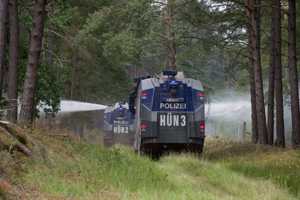 Großgerät der Bundespolizei: Zahlreiche Wasserwerfer sind im Einsatz gegen Flammen und Glutnester. Foto: DBwV/Bombeke
