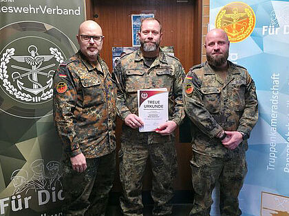 Bei der Ehrung (v.l.): Peter Kretschmann, Stefan Battermann und Alexander Grubbe. Foto: LV Nord