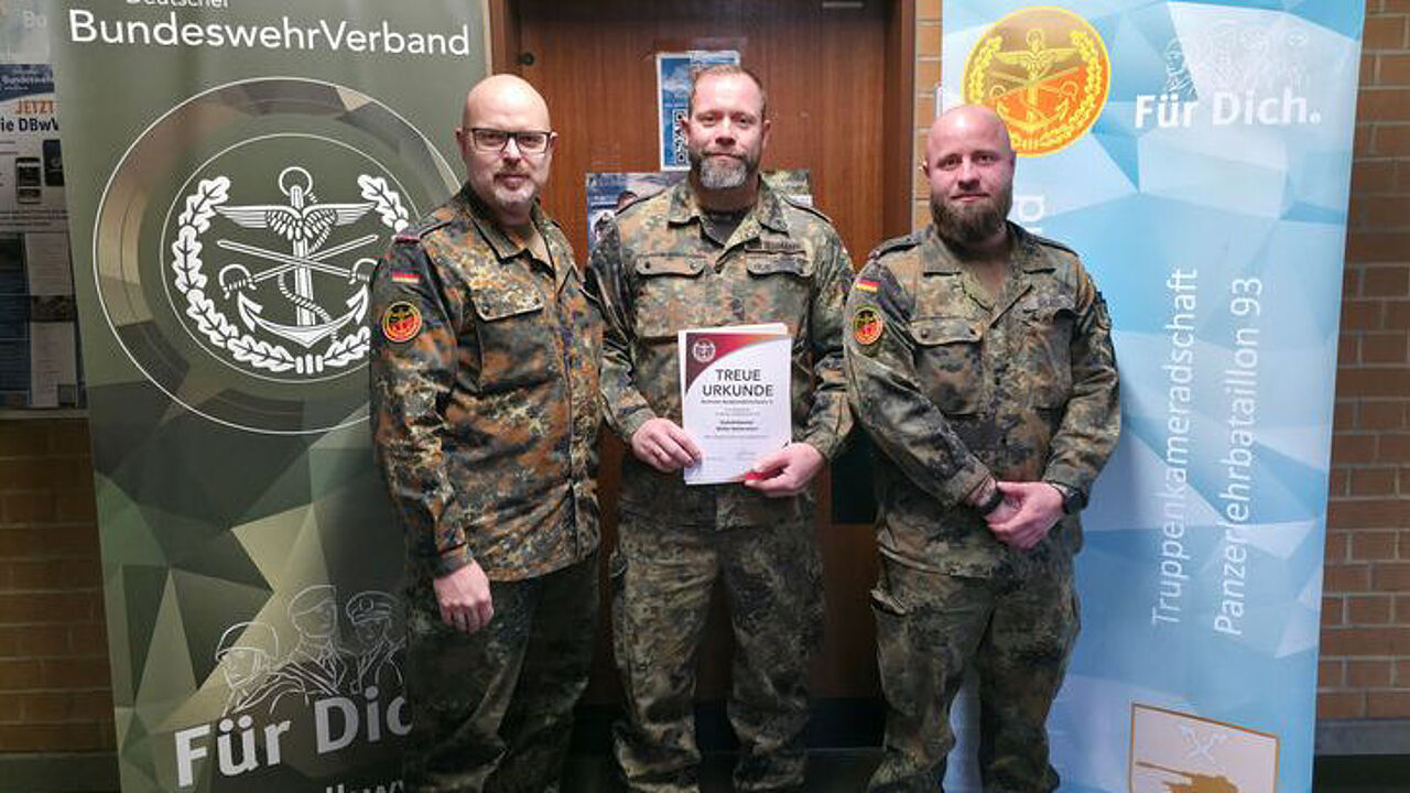 Bei der Ehrung (v.l.): Peter Kretschmann, Stefan Battermann und Alexander Grubbe. Foto: LV Nord