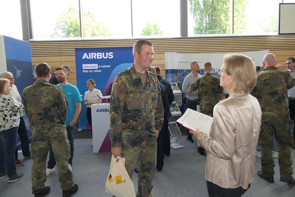 Stabsfeldwebel Marcel F. berichtet dem Job-Service BFD von seinen beruflichen Zukunftsplänen. Foto: Bundeswehr