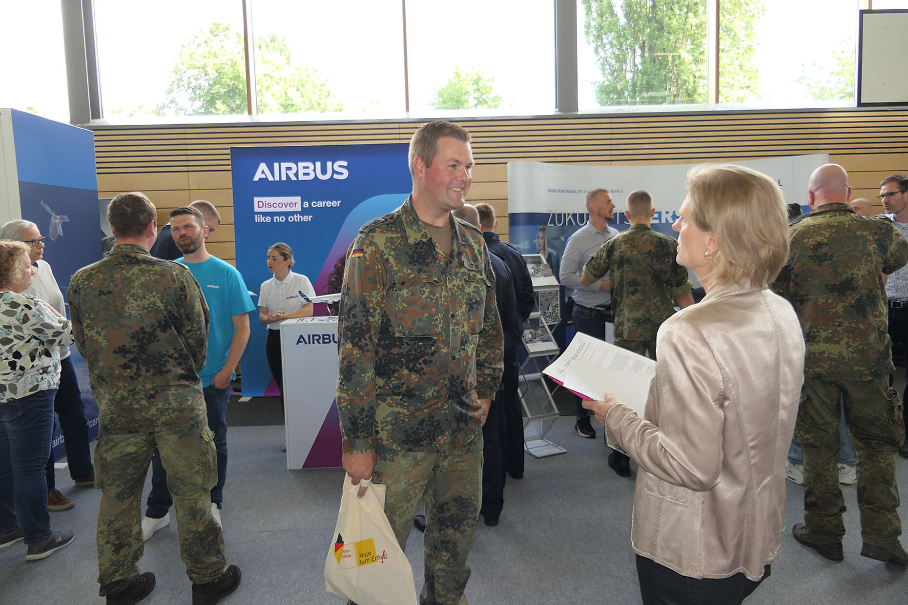 Stabsfeldwebel Marcel F. berichtet dem Job-Service BFD von seinen beruflichen Zukunftsplänen. Foto: Bundeswehr