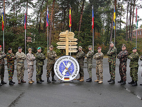 Soldaten aus zahlreichen Nationen übten in Nienburg und Umgebung die Zivil-Militärische Zusammenarbeit. Foto: Bernd Weiser