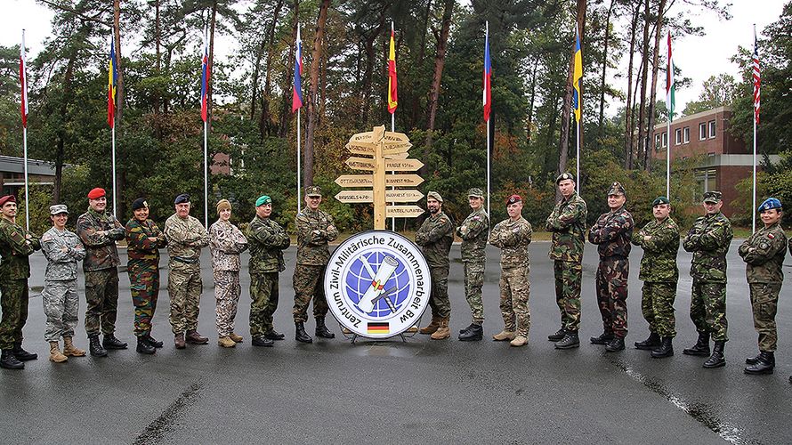 Soldaten aus zahlreichen Nationen übten in Nienburg und Umgebung die Zivil-Militärische Zusammenarbeit. Foto: Bernd Weiser