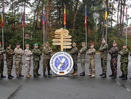 Soldaten aus zahlreichen Nationen übten in Nienburg und Umgebung die Zivil-Militärische Zusammenarbeit. Foto: Bernd Weiser