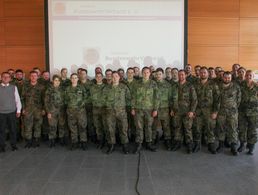 Bezirksvorsitzender Harald Lott und Tagungsteilnehmer Foto: DBwV