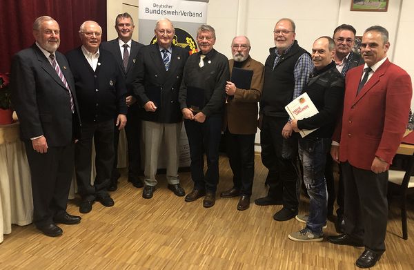 Die Vorsitzenden und die für ihre langjährige Mitgliedschaft geehrten Kameraden. Foto: DBwV/LV Süddeutschland