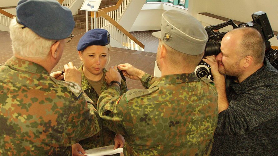 Verleihung des Dienstgrads: In der Sanitätsakademie München erhält Alexa Schnölzer vorläufig den Dienstgrad Stabsapothekerin. Die Kamera ist ganz dicht dabei. Foto: Björn Albrecht