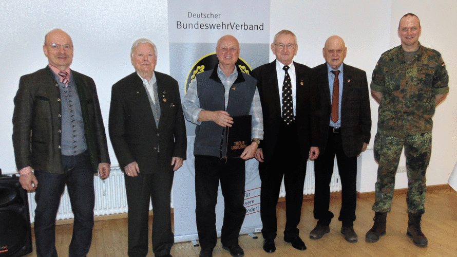 Vorsitzender Oberstabsfeldwebel a.D. Jürgen Schreier (v.l.n.r.), Oberstleutnant a.D. Horst Künzel (60 Jahre Mitglied im Verband), Stabsfeldwebel a.D. Werner Wagner (50 Jahre), Oberstleutnant a.D. Arnim Hollstein (50 Jahre), Oberstleutnant a.D. Frank Winter (25 Jahre) und Wahlleiter Oberstabsfeldwebel Jan Stingl. Foto: DBwV