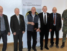 Vorsitzender Oberstabsfeldwebel a.D. Jürgen Schreier (v.l.n.r.), Oberstleutnant a.D. Horst Künzel (60 Jahre Mitglied im Verband), Stabsfeldwebel a.D. Werner Wagner (50 Jahre), Oberstleutnant a.D. Arnim Hollstein (50 Jahre), Oberstleutnant a.D. Frank Winter (25 Jahre) und Wahlleiter Oberstabsfeldwebel Jan Stingl. Foto: DBwV