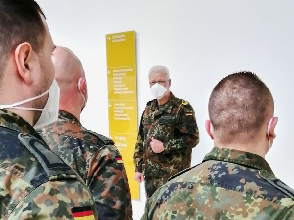 Der Kommandeur und ärztliche Direktor des BwKrhs, Generalarzt Dr. Jörg Ahrens, dankt den Walldürner Soldaten. Foto: TruKa BwKrhs Ulm