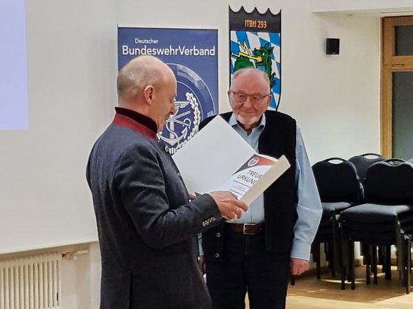 Erste Amtshandlung vom wiedergewählten Vorsitzenden Jürgen Schreier war die Ehrung von Stabsfeldwebel a.D. Alfred Thomas für 60-jährige Mitgliedschaft im BundeswehrVerband. Foto:  Jürgen Schreier 