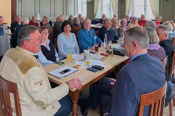 Eigens zum Anlass angereist in die Fuggerstadt waren der Vorsitzende ERH im Landesverband Süddeutschland, Oberstabsfeldwebel a.D. Bernhard Hauber,  und der Bezirksvorsitzende Bairisch Schwaben, Stabsfeldwebel a.D. Franz Jung (vorn im Bild). Foto: KEHR Augsburg