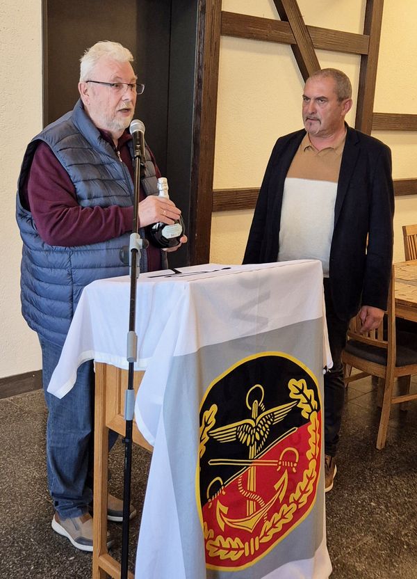 KERH-Vorsitzender Feldwebel d.R. Siegbert Schneider dankte Landesvorsitzendem Josef Rauch und lobte die hohe Präsenz von Landesvorstandsmitgliedern bei Veranstaltungen der Kameradschaften. Foto: Roland Stengl