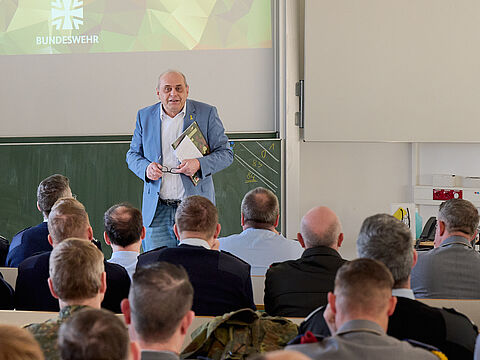 Zur letzten von ihm geleiteten  BS-Tagung begrüßte Stabsfeldwebel a.D. Matthias Schneider über 110 Berufssoldaten. Foto: DBwV/Ingo Kaminsky