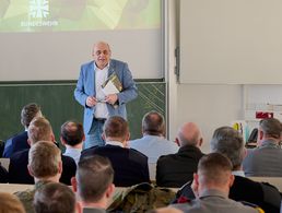 Zur letzten von ihm geleiteten  BS-Tagung begrüßte Stabsfeldwebel a.D. Matthias Schneider über 110 Berufssoldaten. Foto: DBwV/Ingo Kaminsky