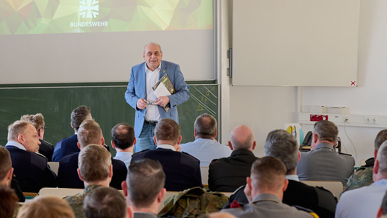 Zur letzten von ihm geleiteten  BS-Tagung begrüßte Stabsfeldwebel a.D. Matthias Schneider über 110 Berufssoldaten. Foto: DBwV/Ingo Kaminsky