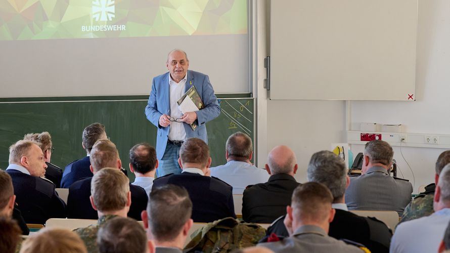 Zur letzten von ihm geleiteten  BS-Tagung begrüßte Stabsfeldwebel a.D. Matthias Schneider über 110 Berufssoldaten. Foto: DBwV/Ingo Kaminsky