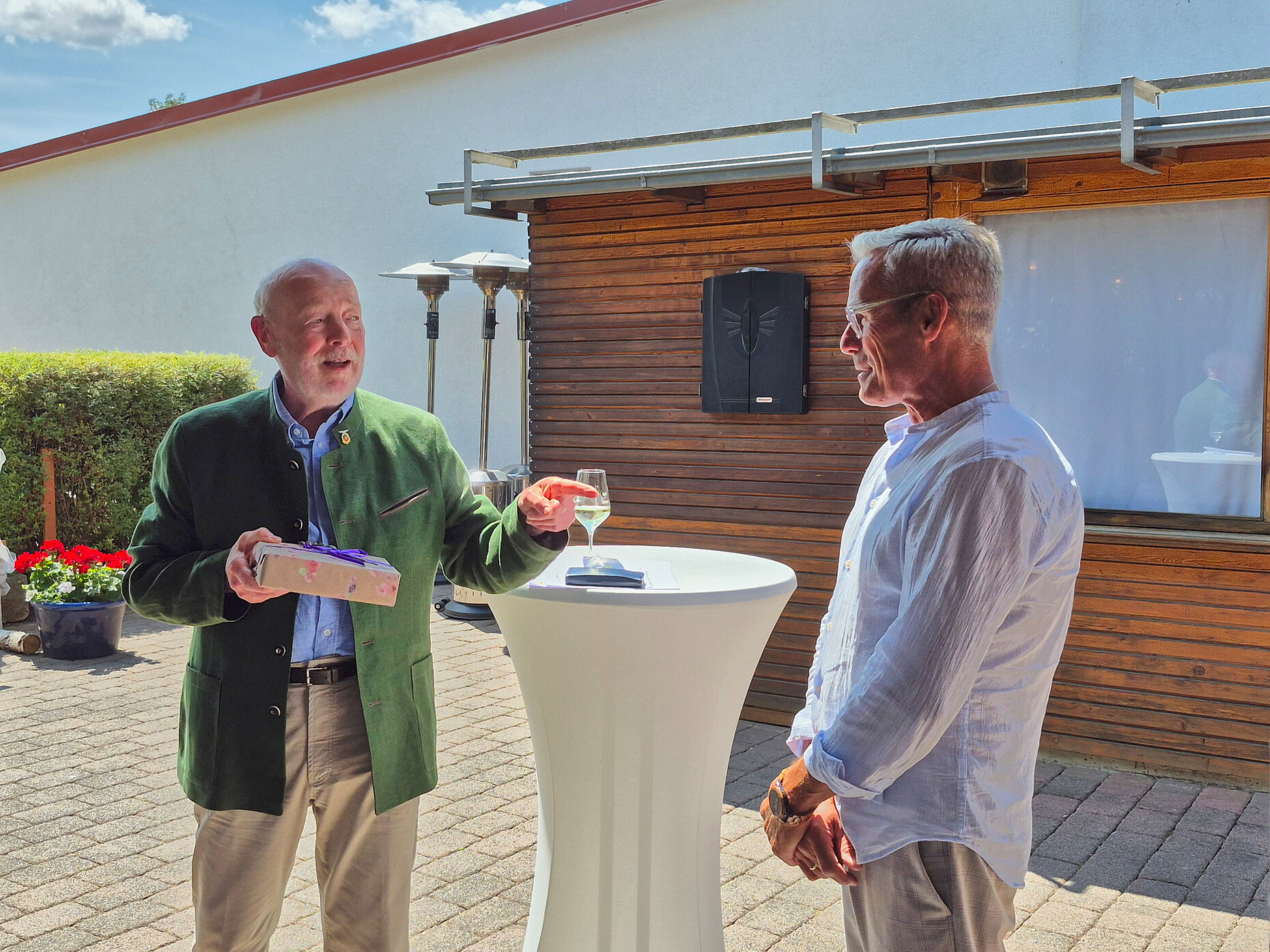 Ein berührender Moment für Armin Rother: Dank für seinen Einsatz in der Kameradschaft mit einem Buch mit Widmung. Foto: Carina Rother/Reinhold Wolpert