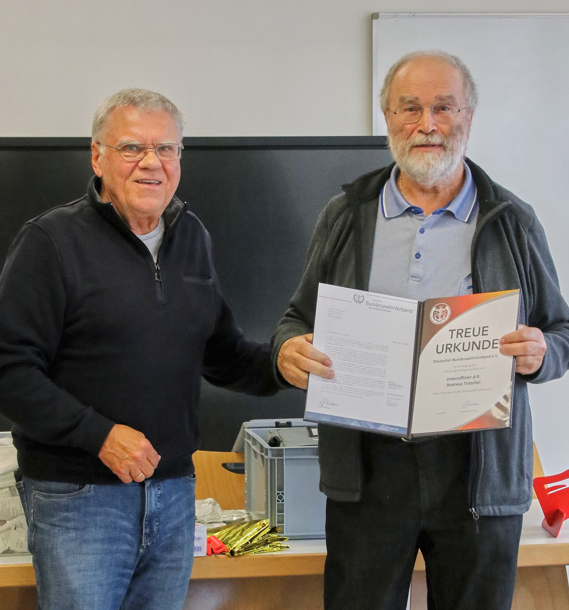 Unteroffizier d.R. Andreas Tröschel erhielt vom Vorsitzenden Matthias Nickel für seine 50-jährige Mitgliedschaft die Treueurkunde. Foto: Klaus Probst
