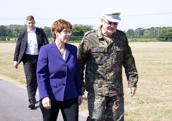 Verteidigungsministerin Annegret Kramp-Karrenbauer wird von Befehlshaber Generalleutnant Erich Pfeffer in Potsdam empfangen und begleitet. Foto: DBwV/Vieth