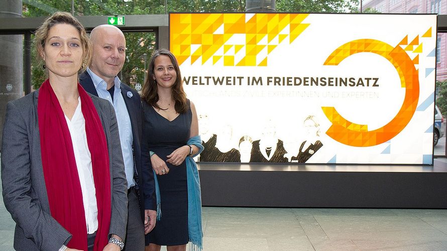 Zivile Experten: Agnes Bodens (v. l.), Jan Lüneburg und Brigitta von Messling waren mehrere Jahre in Krisengebieten im Einsatz. Jederzeit würden sie wieder Friedensmissionen weltweit unterstützen. Foto: DBwV/av