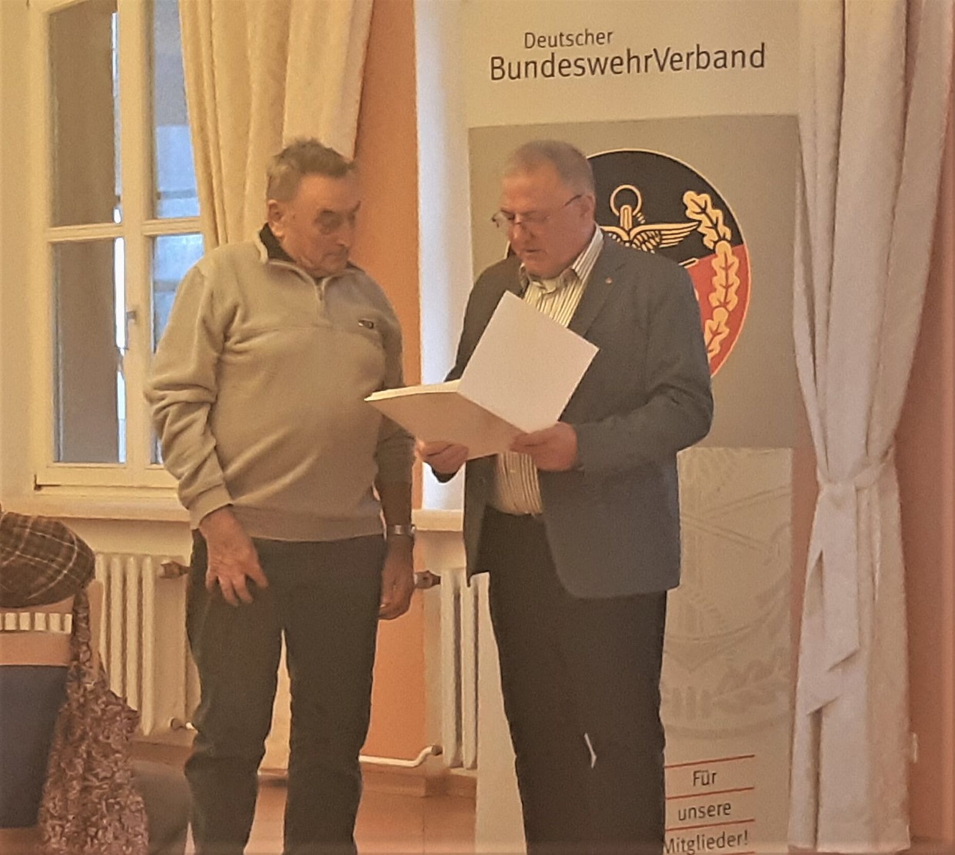 Für 25 Jahre Mitgliedschaft im DBwV konnte Oberstleutnant a.D. Pönisch die Treueurkunde aus den Händen des Vorsitzenden entgegennehmen. Foto: Holger Koch