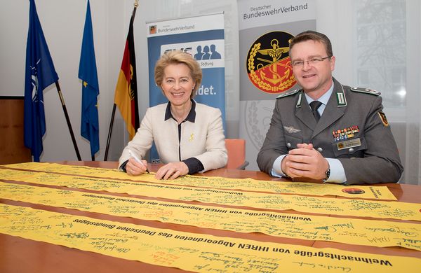 Verteidigungsministerin Ursula von der Leyen und der Bundesvorsitzende Oberstleutnant André Wüstner. Foto: DBwV/Bombeke