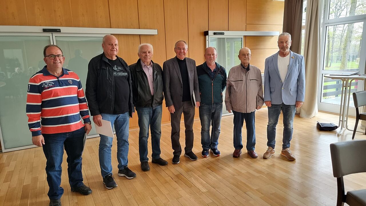 Ehrung langjähriger DBwV Mitglieder in Stadtallendorf: OStFw a.D. Hans-Wilhelm Schütz (von links), StFw a.D. Herbert Kerber, OStFw a.D. Adolf Siegwolf, OStFw a.D. Klaus Böttcher, StFw a.D. Hans-Jürgen Korell, Oberstlt a.D. Hubert Hoffmann mit dem KERH Vorsitzenden OStFw Rainer Koch. Foto: Berthold Kurz