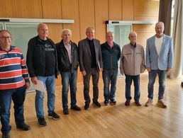 Ehrung langjähriger DBwV Mitglieder in Stadtallendorf: OStFw a.D. Hans-Wilhelm Schütz (von links), StFw a.D. Herbert Kerber, OStFw a.D. Adolf Siegwolf, OStFw a.D. Klaus Böttcher, StFw a.D. Hans-Jürgen Korell, Oberstlt a.D. Hubert Hoffmann mit dem KERH Vorsitzenden OStFw Rainer Koch. Foto: Berthold Kurz