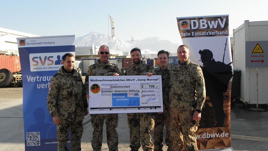 Eine stolze Summe für die SVS: Hauptmann Sniegon, Oberstabsfeldwebel Weyer, Hauptmann Bittner, Leutnant Schladweiler und Hauptfeldwebel von Weihe (v.l.n.r.) bei der Scheckübergabe. Foto: DBwV