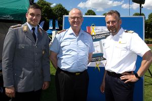 Beim Solidaritätslauf 2019: Organisator Leutnant Jan-Philipp Schuster (v. l.), Generalinspekteur Eberhard Zorn und Fregattenkapitän Marco Thiele, Vorsitzender Marine im DBwV und Repräsentant der SVS. Foto: DBwV/Amina Vieth