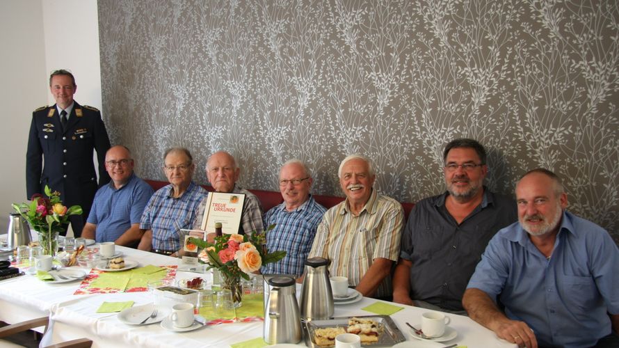 Jubilar Bernhard Ehlen (4.v.l.) in geselliger Runde Foto: Hans-Peter Pesch 
