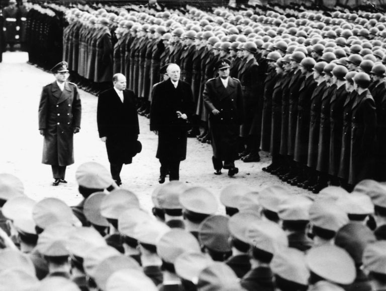 Gründung der Bundeswehr 1955: Generalleutnant Hans Speidel, Mitwisser des Attentats vom 20. Juli 1944, Bundeskanzler Konrad Adenauer und Generalmajor Hellmuth Lägeler Verteidigungsminister Theodor Blank zu Besuch bei fünf Kompanien der neu aufgestellten Bundeswehr. Auch Berthold Maria Schenk Graf von Stauffenberg tritt in die Bundeswehr ein.