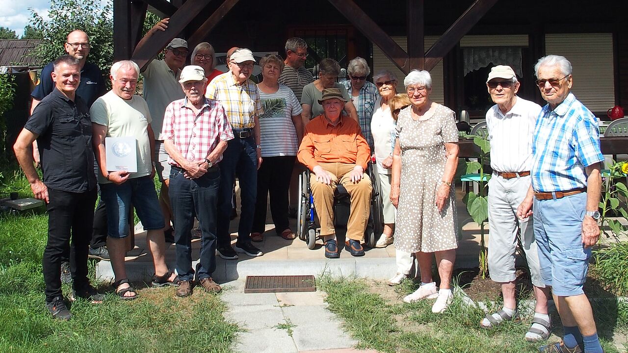 Bestes Sommerwetter bot den passenden Rahmen zur Mitgliederversammlung der sKERH Cottbus in der Kleingartenanlage Nowinka. Foto: Dietmar Barth