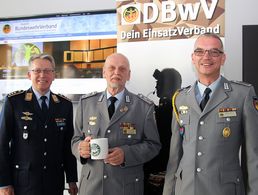 Der stellvertretende DBwV-Bundesvorsitzende Hauptmann Andreas Steinmetz, Oberstabsfeldwebel a.D. Thomas Bielenberg und Oberstabsfeldwebel Stefan Weyer (v.l.). Foto: DBwV/Kruse