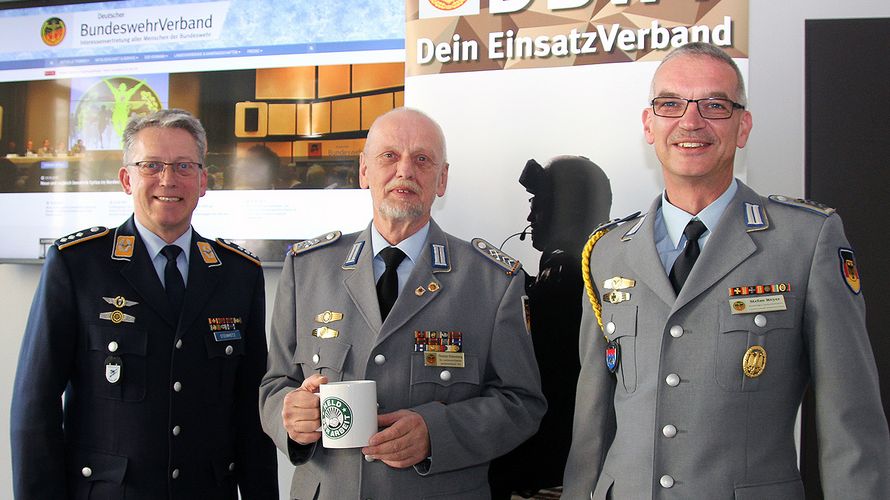 Der stellvertretende DBwV-Bundesvorsitzende Hauptmann Andreas Steinmetz, Oberstabsfeldwebel a.D. Thomas Bielenberg und Oberstabsfeldwebel Stefan Weyer (v.l.). Foto: DBwV/Kruse