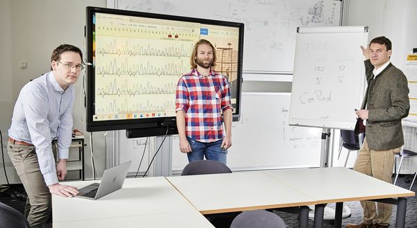 Besprechung zu Untersuchungsergebnissen der Radarstudie. v.l.n.r. Fabian Brand, Dr. Alexej Knaus, Prof. Dr. Peter Krawitz. Bild: Universitätsklinikum Bonn (UKB) / J. F. Saba)