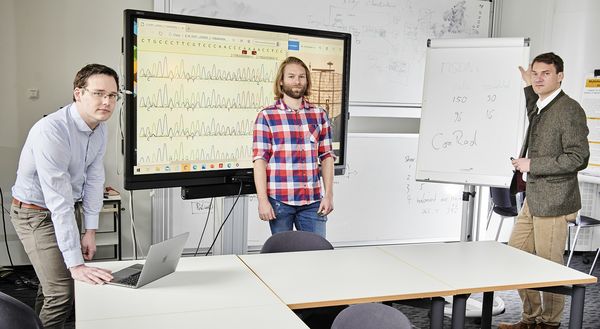 Besprechung zu Untersuchungsergebnissen der Radarstudie. v.l.n.r. Fabian Brand, Dr. Alexej Knaus, Prof. Dr. Peter Krawitz. Bild: Universitätsklinikum Bonn (UKB) / J. F.  Saba)