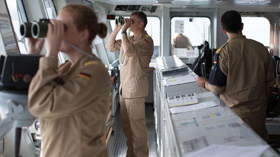 Mit dem Fernglas verschaffen sich die Streitkräfte bei der Mission "Sea Guardian" einen Überblick über verdächtige Aktivitäten im Mittelmeerraum. Foto: Bundeswehr/Tom Twardy