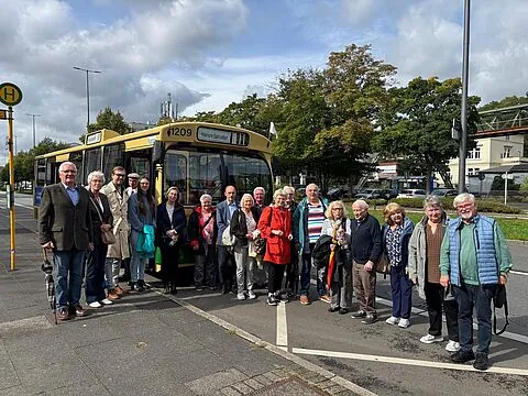 Mitglieder der KERH Düsseldorf-Bergisches Land unternahmen eine ungewöhnliche Busfahrt in Wuppertal. Foto: Andreas Schnellbach
