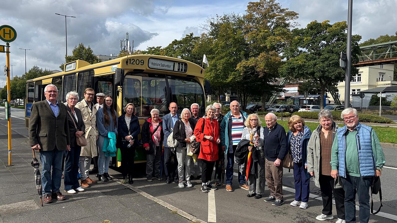 Mitglieder der KERH Düsseldorf-Bergisches Land unternahmen eine ungewöhnliche Busfahrt in Wuppertal. Foto: Andreas Schnellbach