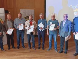 Vorsitzender Heinrich Petersen mit den geehrten Mitgliedern Hans-Erich Fuhrbach, Friedel Wegner, Dieter Mehrmann, Rainer Geisler, Walter Philipp, Rudolf Alexy und Sven-Olaf Tank (v.l.) Foto: Manfred Odendahl