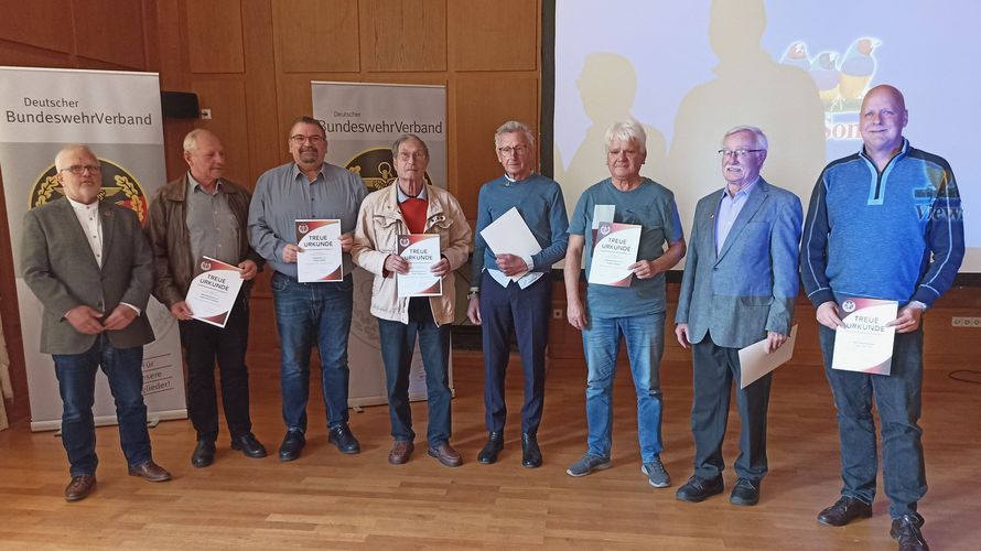 Vorsitzender Heinrich Petersen mit den geehrten Mitgliedern Hans-Erich Fuhrbach, Friedel Wegner, Dieter Mehrmann, Rainer Geisler, Walter Philipp, Rudolf Alexy und Sven-Olaf Tank (v.l.) Foto: Manfred Odendahl