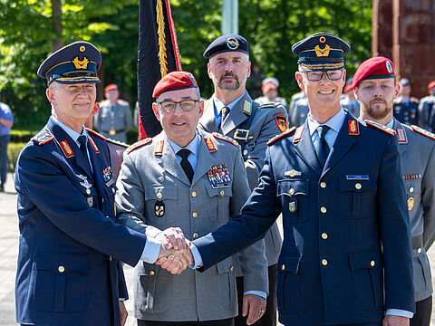 Generalleutnant Martin Schelleis, General Carsten Breuer, Generalinspekteur der Bundeswehr, und Generalmajor Stefan Lüth (v.l.) beim Übergabeappell Foto: Hähnel/Bundeswehr 