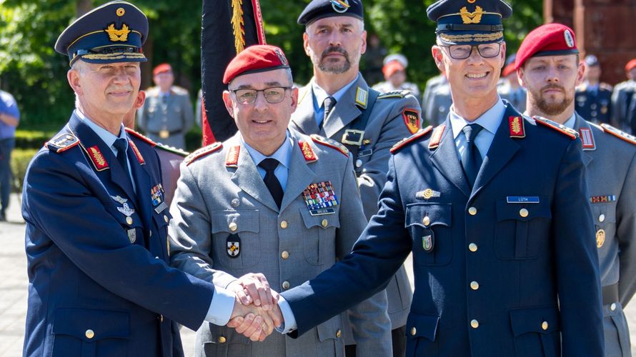Generalleutnant Martin Schelleis, General Carsten Breuer, Generalinspekteur der Bundeswehr, und Generalmajor Stefan Lüth (v.l.) beim Übergabeappell Foto: Hähnel/Bundeswehr 