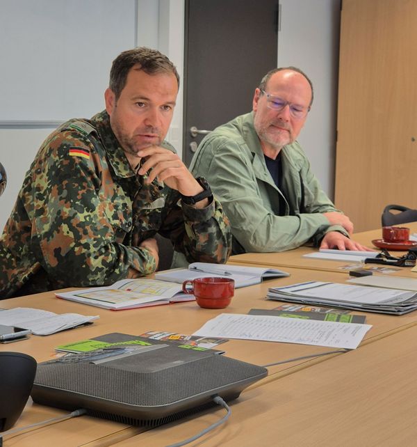 Vorsitzender Hauptmann Bernd Link und Bezirksvorsitzender Hauptmann a.D. Oliver Hartmann im intensiven Austausch während der Vorstandssitzung der StoKa Würzburg-Veitshöchheim. Foto: DBwV/Roland Stengl
