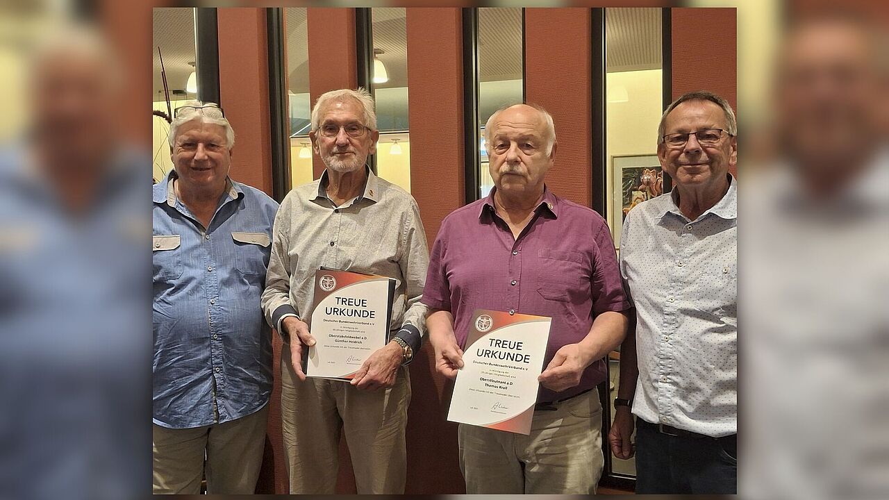 Vorsitzender Peter Hofmann (v.l.) mit den geehrten Mitgliedern Oberstabsfeldwebel a.D. Günter Heidrich und Oberstleutnant a.D. Thomas Kroll sowie Bezirksvorsitzendem Harald Lott. Foto: Peter Hofmann
