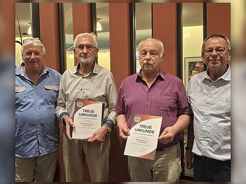Vorsitzender Peter Hofmann (v.l.) mit den geehrten Mitgliedern Oberstabsfeldwebel a.D. Günter Heidrich und Oberstleutnant a.D. Thomas Kroll sowie Bezirksvorsitzendem Harald Lott. Foto: Peter Hofmann